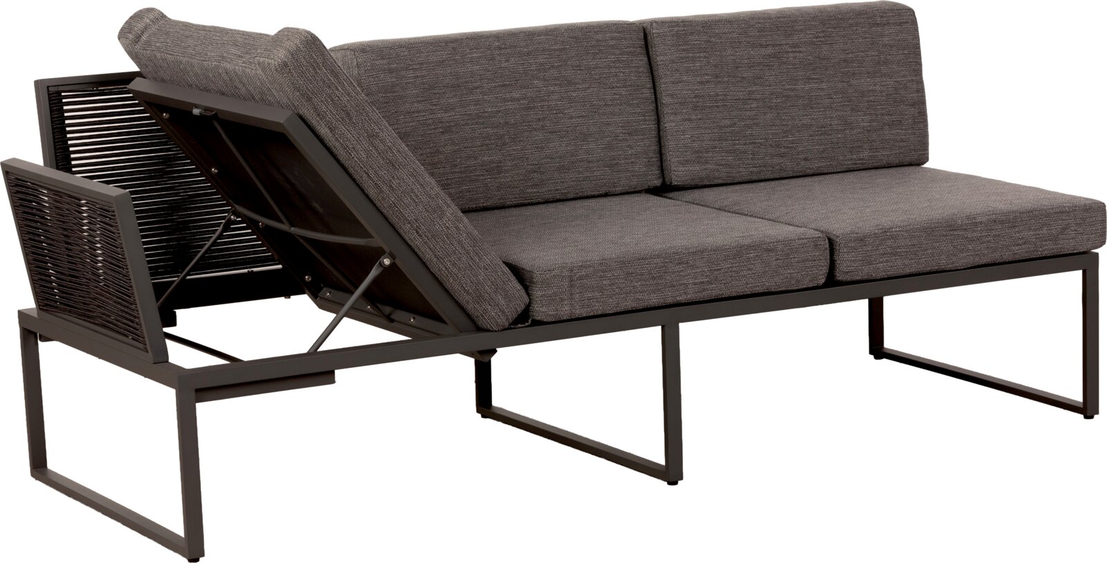Modulares Outdoor-Loungesofa mit verstellbarer Rückenlehne, dunkelgrauen Polstern und schwarzem Metallgestell, Seitenrahmen in Flechtoptik; Ansicht schräg von vorn links
