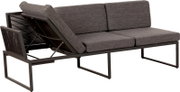 Modulares Outdoor-Loungesofa mit verstellbarer Rückenlehne, dunkelgrauen Polstern und schwarzem Metallgestell, Seitenrahmen in Flechtoptik; Ansicht schräg von vorn links