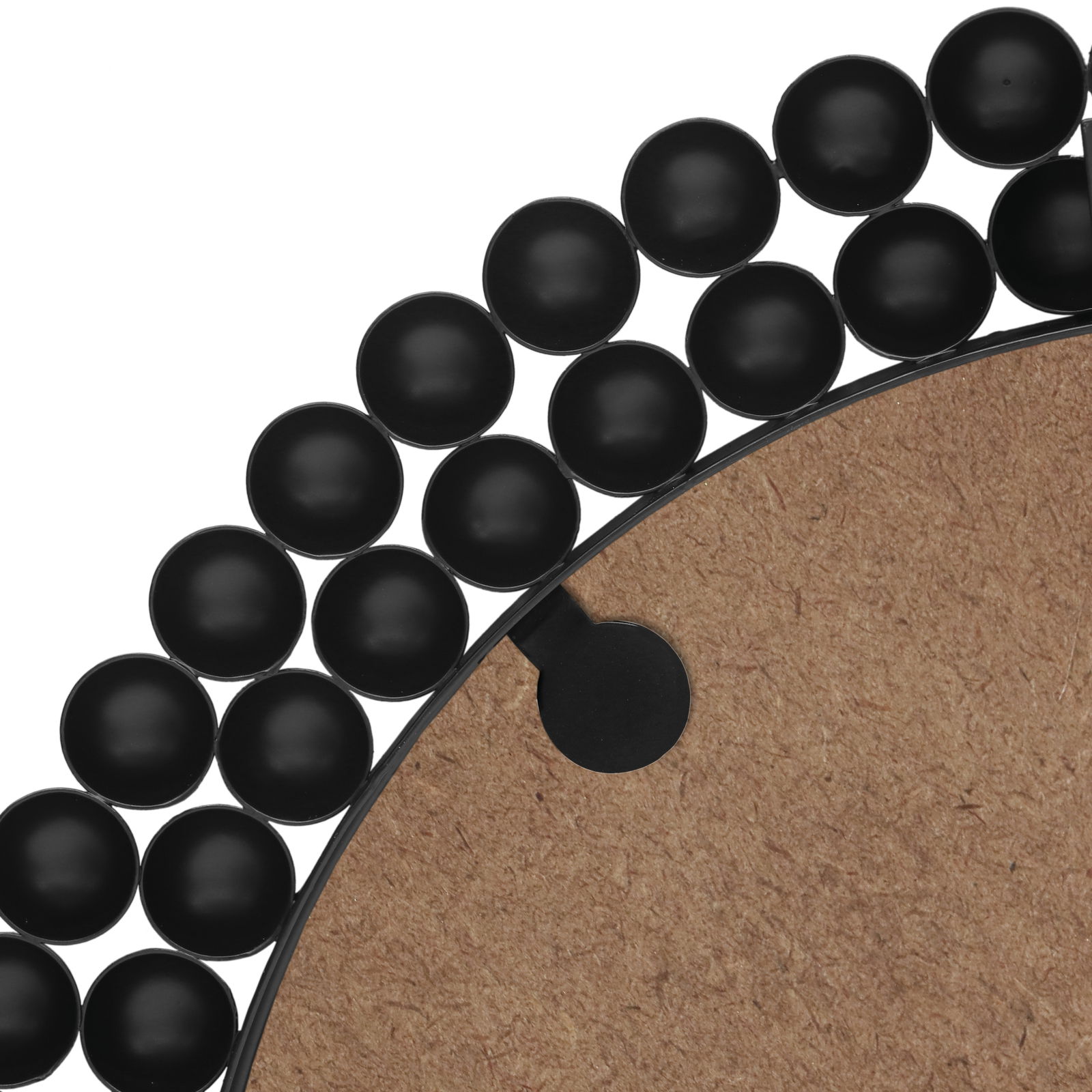 Nahaufnahme eines runden Spiegels mit einem dekorativen Rand aus schwarzen Kugeln, Rückseite sichtbar.