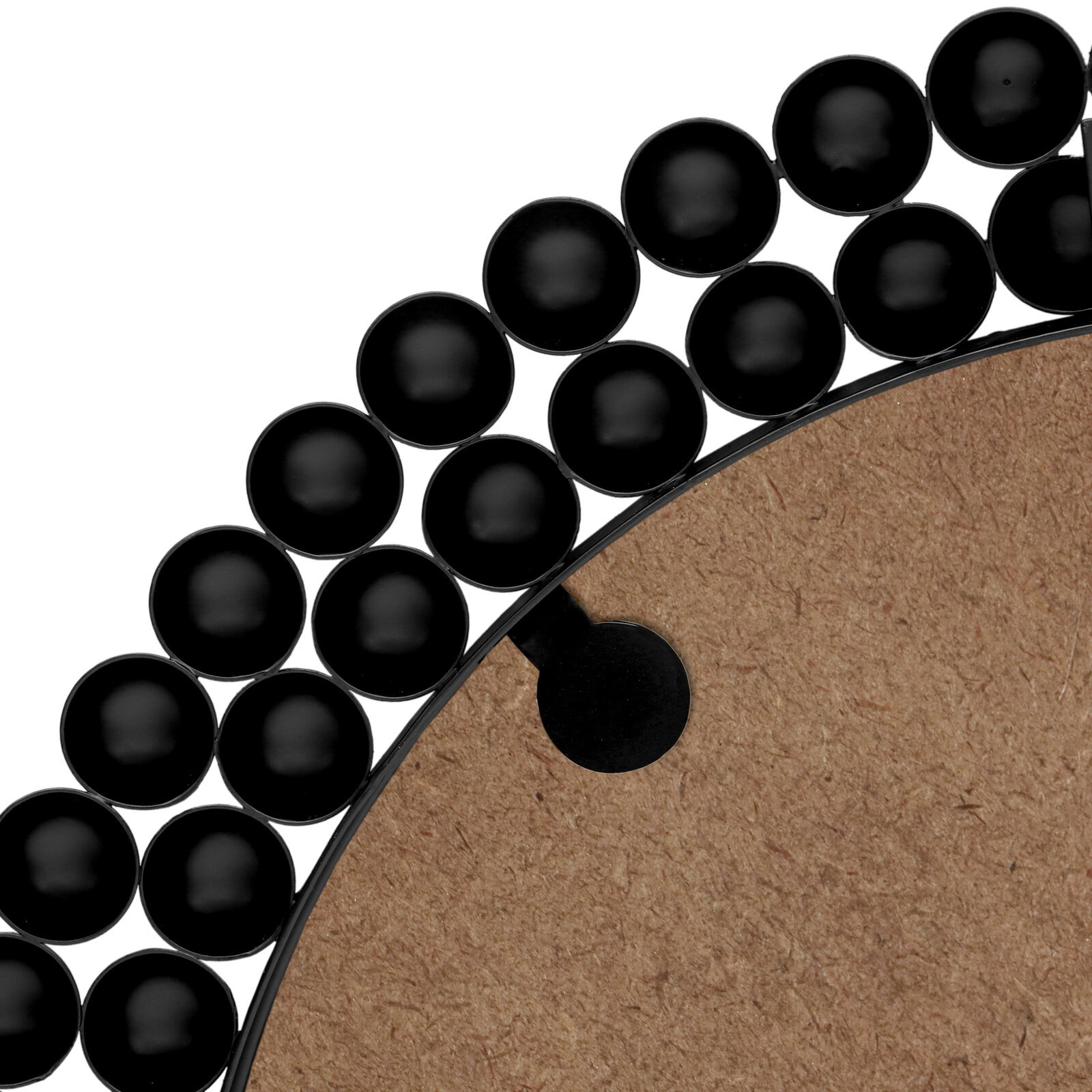 Nahaufnahme eines runden Spiegels mit einem dekorativen Rand aus schwarzen Kugeln, Rückseite sichtbar.