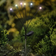 Solar Stabbeleuchtung mit sechs bunten LED-Lichtern in einem Garten, seitliche Perspektive