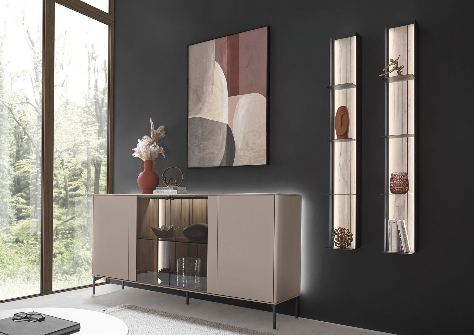 Modernes Sideboard in einem eleganten Raum mit großen Fenstern, dekoriert mit Vasen und Kunstobjekten, seitliche Perspektive.