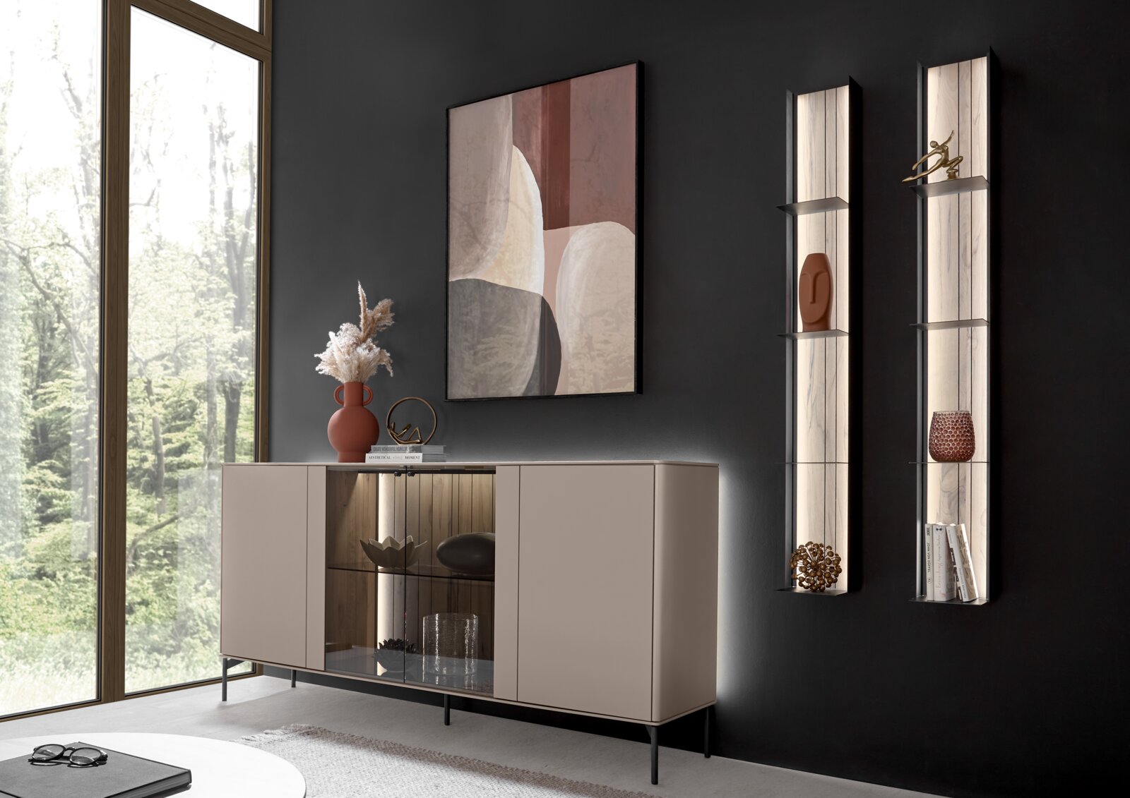 Johann Jakob Dressoir LANDO Modern dressoir in een elegante ruimte met grote ramen, versierd met vazen en kunstvoorwerpen, zijaanzicht.