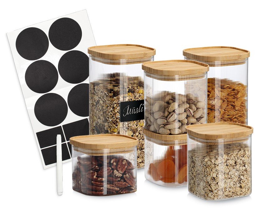 Zeller Present Vorratsglas-Set 6-tlg. Set aus fünf transparenten Vorratsdosen mit geriffelter Oberfläche und Bambusdeckeln, gefüllt mit Müsli, Nüssen, Cornflakes, Haferflocken und Trockenfrüchten; daneben schwarze Etiketten-Aufkleber und Kreidestift, Produktansicht schräg von vorn leicht erhö