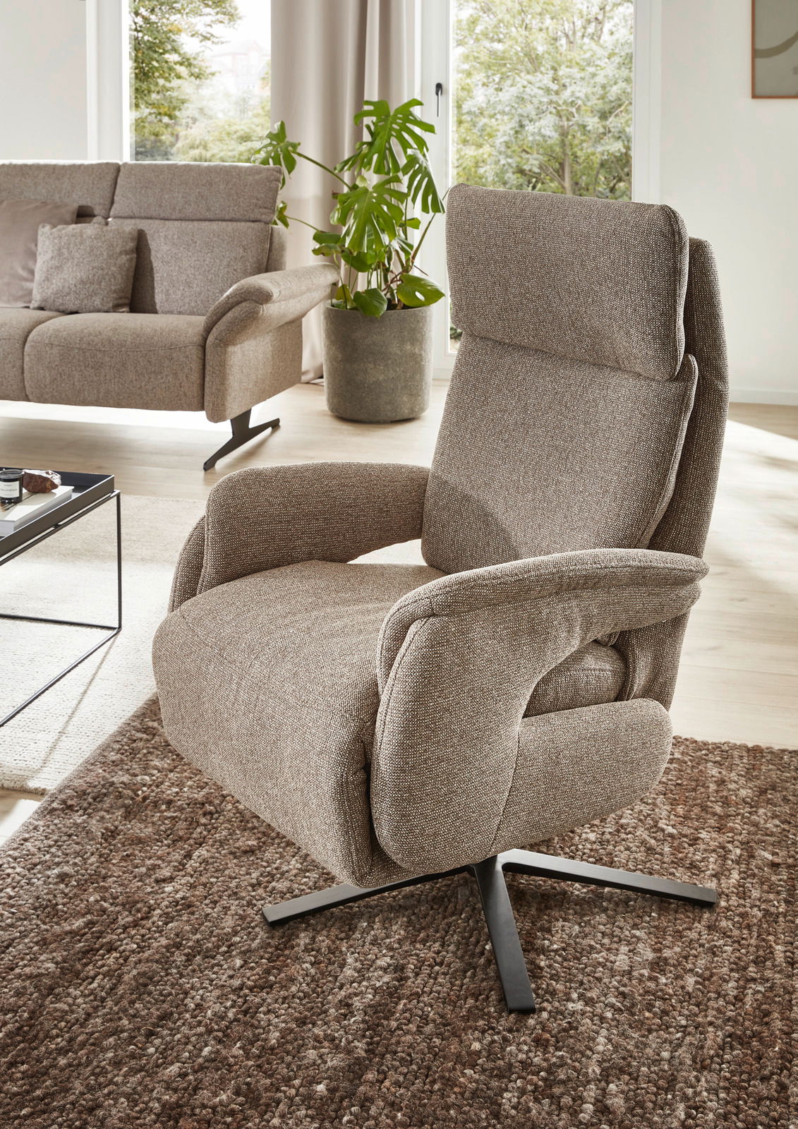 Bequemer Fernsehsessel in modernem Design mit drehbarem Fuß, seitlicher Perspektive.