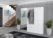 Moderner weißer Hochschrank mit Spiegeltüren, offene Perspektive, in einem stilvollen Wohnraum mit Treppe und Pflanzen.