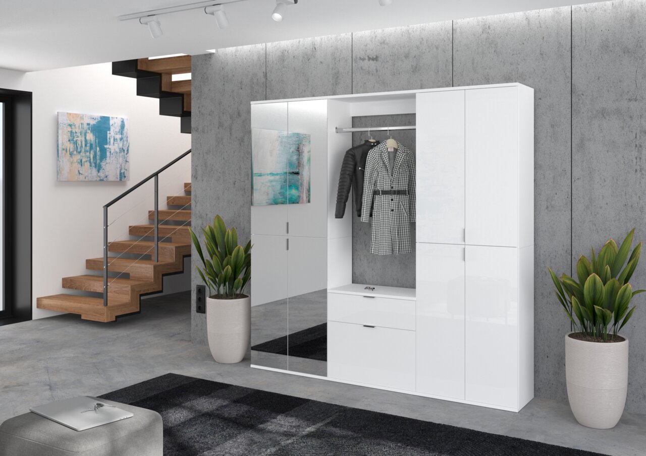 Moderner weißer Hochschrank mit Spiegeltüren, offene Perspektive, in einem stilvollen Wohnraum mit Treppe und Pflanzen.