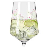 Weinglas mit floralem Muster, gefüllt mit Eiswürfeln und einer Limettenscheibe, seitliche Perspektive