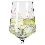 Wijnglas met bloemmotief, gevuld met ijsblokjes en een schijfje limoen, zijaanzicht