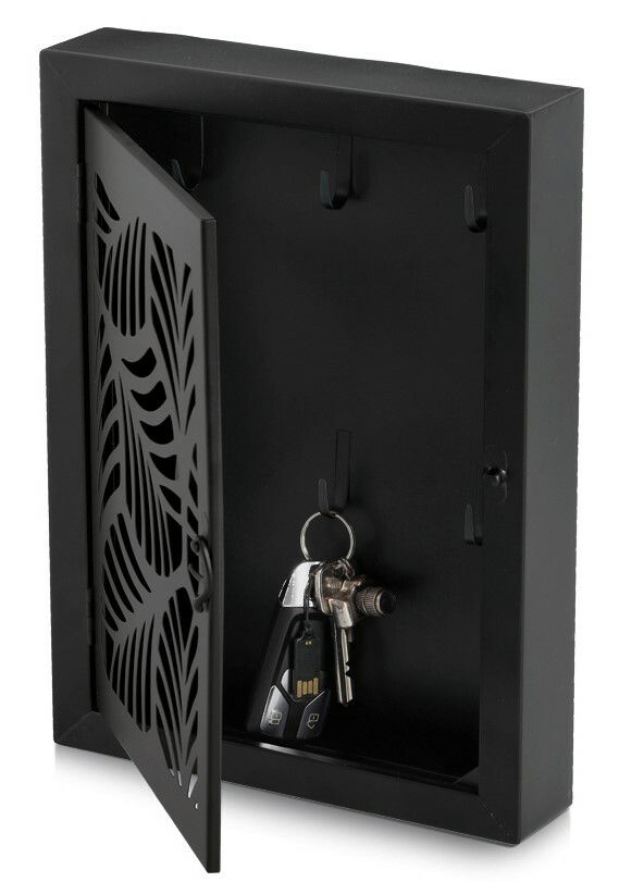 Schwarzer Metallschlüsselkasten mit geöffneter Tür und dekorativem Muster, seitliche Perspektive, zeigt Schlüssel im Inneren.