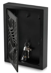 Schwarzer Metallschlüsselkasten mit geöffneter Tür und dekorativem Muster, seitliche Perspektive, zeigt Schlüssel im Inneren.