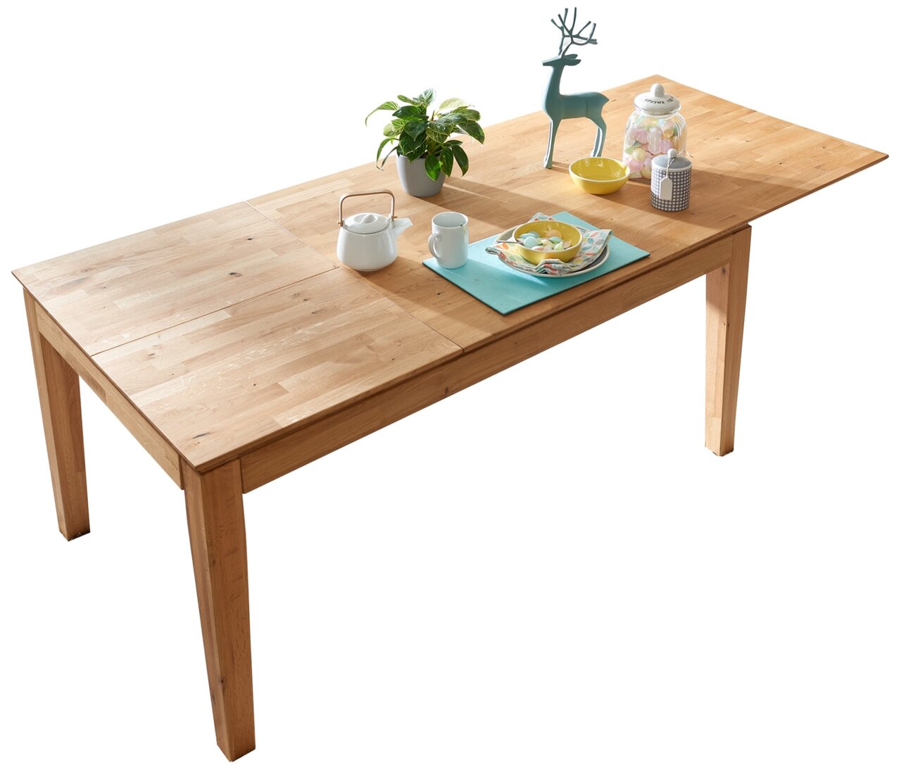 Holzesstisch mit Dekorationen aus schräger Vogelperspektive