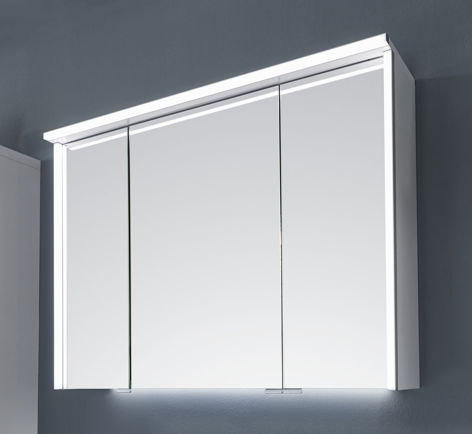 Spiegelschrank mit drei Türen und integrierter Beleuchtung, Frontalansicht