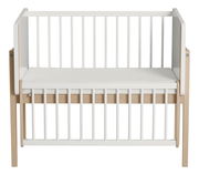 Anstellbett aus Holz mit weißem Gitter, Vorderansicht