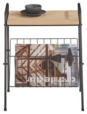 Beistelltisch mit Holzplatte und schwarzem Metallgestell, darauf eine schwarze Tasse mit Untertasse, darunter ein Magazinhalter mit Zeitschrift, Ansicht von vorne.