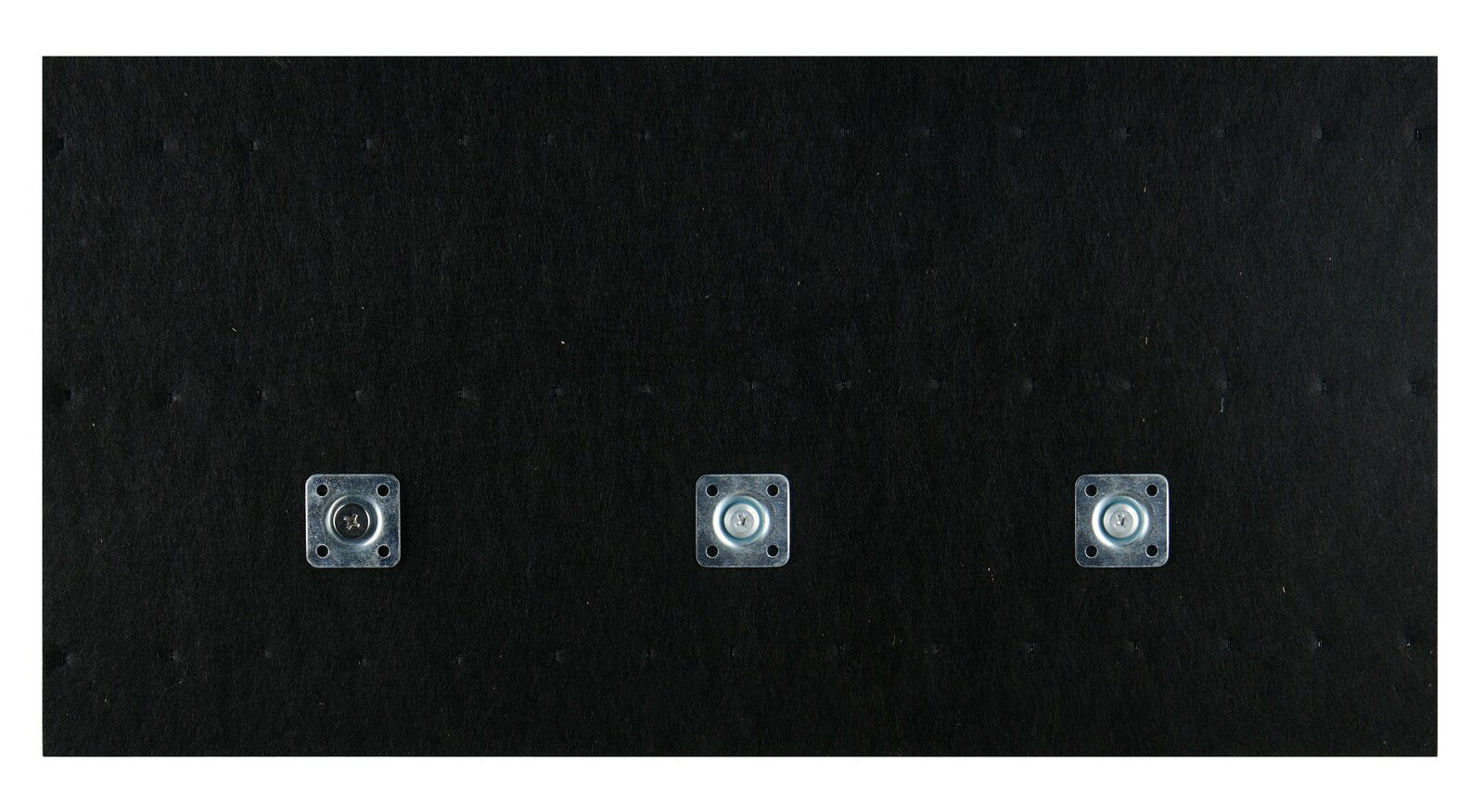 Rückansicht einer Garderobenleiste mit drei Metallbefestigungen auf schwarzem Hintergrund.