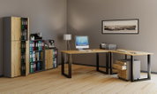 Modernes Büro mit L-förmigem Schreibtisch aus Holz und schwarzem Metallgestell, Rollcontainer und Aktenschrank mit Ordnern, Perspektive: frontale Ansicht leicht von links