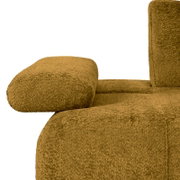 Nahaufnahme eines modernen, zweisitzigen Sofas mit weichem, strukturiertem Stoff in einem warmen Braunton. Perspektive von der Seite, die Armlehne und ein Teil der Rückenlehne zeigend.