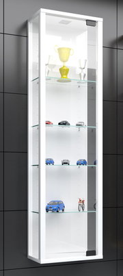 Weiße, wandmontierte Glasvitrine mit transparenter Glastür und mehreren Glasböden, mit Trophäe und Modellautos dekoriert, dargestellt in schräger Frontansicht von links.