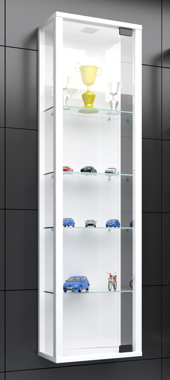 Weiße, wandmontierte Glasvitrine mit transparenter Glastür und mehreren Glasböden, mit Trophäe und Modellautos dekoriert, dargestellt in schräger Frontansicht von links.