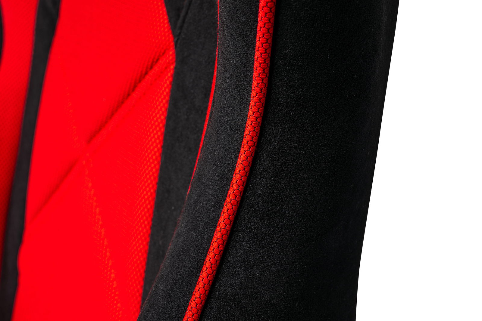 Nahaufnahme eines Gaming Stuhls mit rotem und schwarzem Stoff, seitliche Perspektive