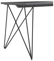 Moderner Schreibtisch mit schlanken Metallbeinen, seitliche Perspektive