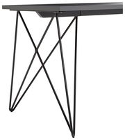 Moderner Schreibtisch mit schlanken Metallbeinen, seitliche Perspektive