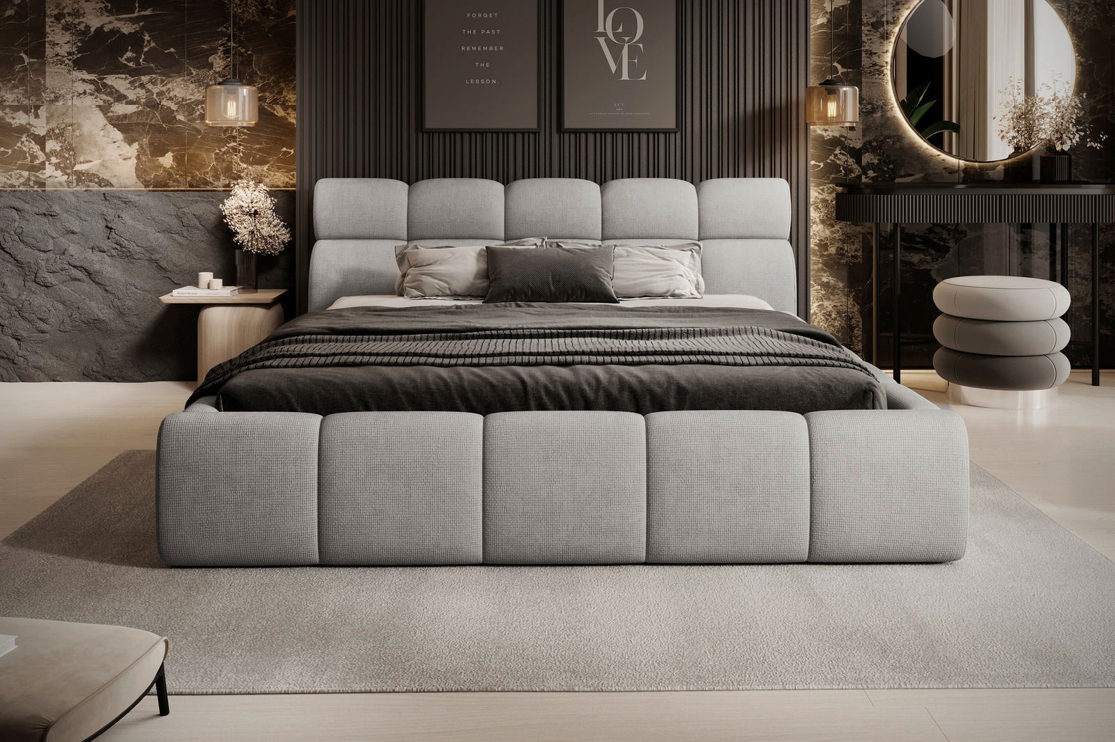 Frontale Ansicht eines modernen Polsterbetts in einem stilvoll eingerichteten Schlafzimmer mit eleganten Dekorationen.