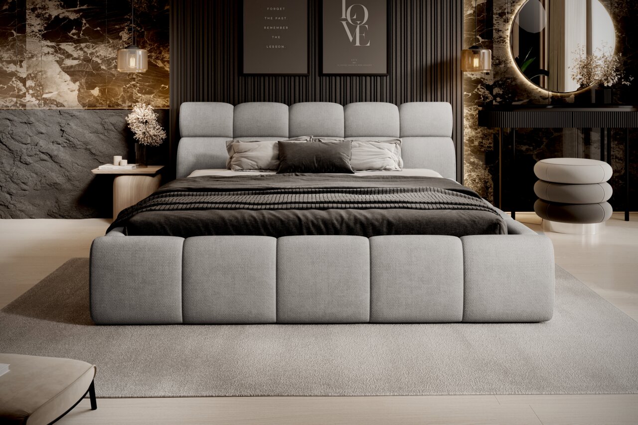 Frontale Ansicht eines modernen Polsterbetts in einem stilvoll eingerichteten Schlafzimmer mit eleganten Dekorationen.