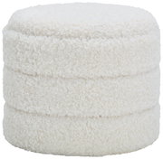 Runder, weißer Hocker mit Stauraum, aus flauschigem Material, seitliche Perspektive