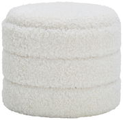 Runder, weißer Hocker mit Stauraum, aus flauschigem Material, seitliche Perspektive