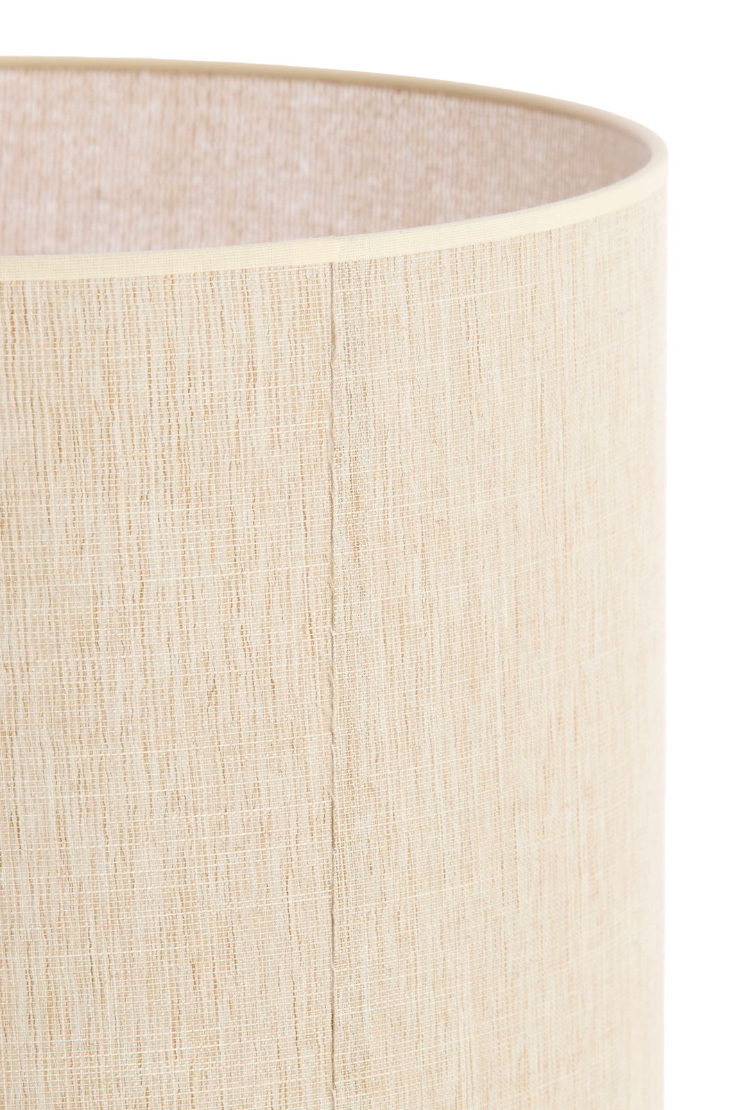 Nahaufnahme eines zylindrischen, beigen Lampenschirms mit texturierter Oberfläche.