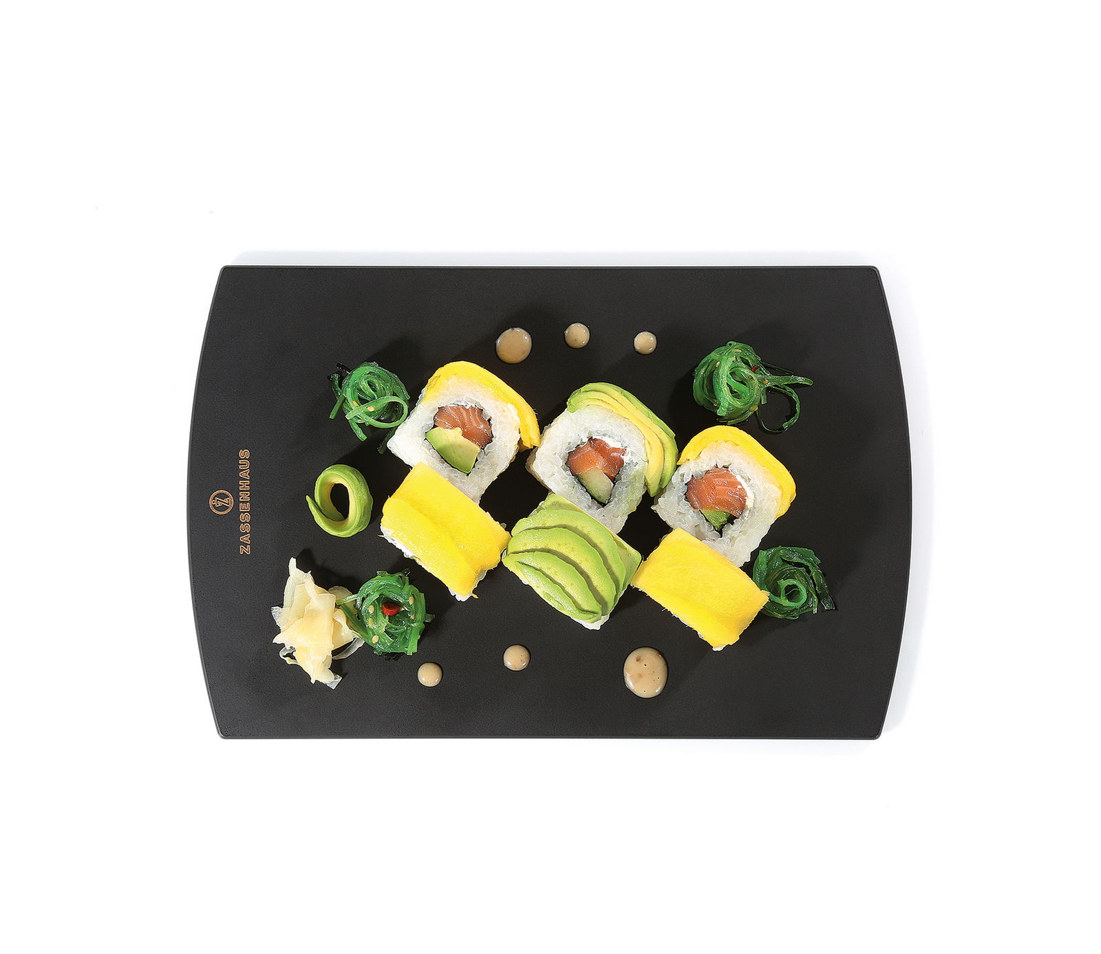 Frontalansicht eines schwarzen Frühstücksbretts mit Sushi und Garnitur.
