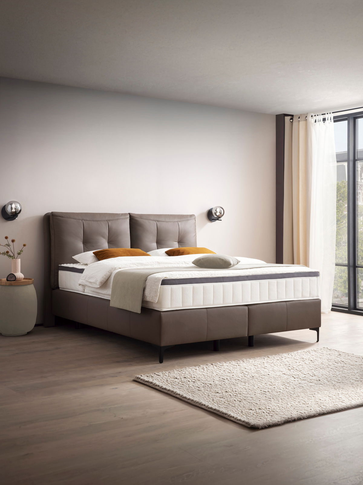 Modernes Boxspringbett in einem stilvollen Schlafzimmer, seitliche Perspektive