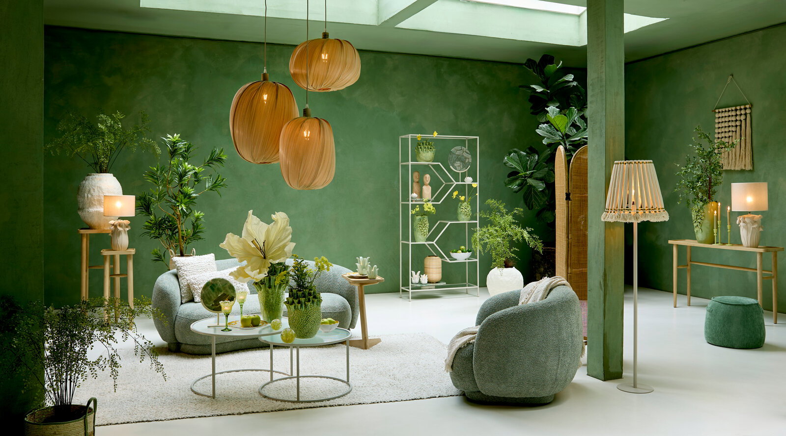 Modernes Standregal in einem stilvoll eingerichteten Raum mit grüner Wandfarbe, Pflanzen und eleganten Möbeln, seitliche Perspektive.