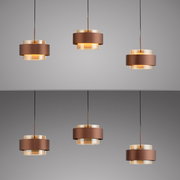 Moderne LED-Hängeleuchte in Braun und Gold, aus seitlicher Perspektive fotografiert, mit elegantem, zweistufigem Design.