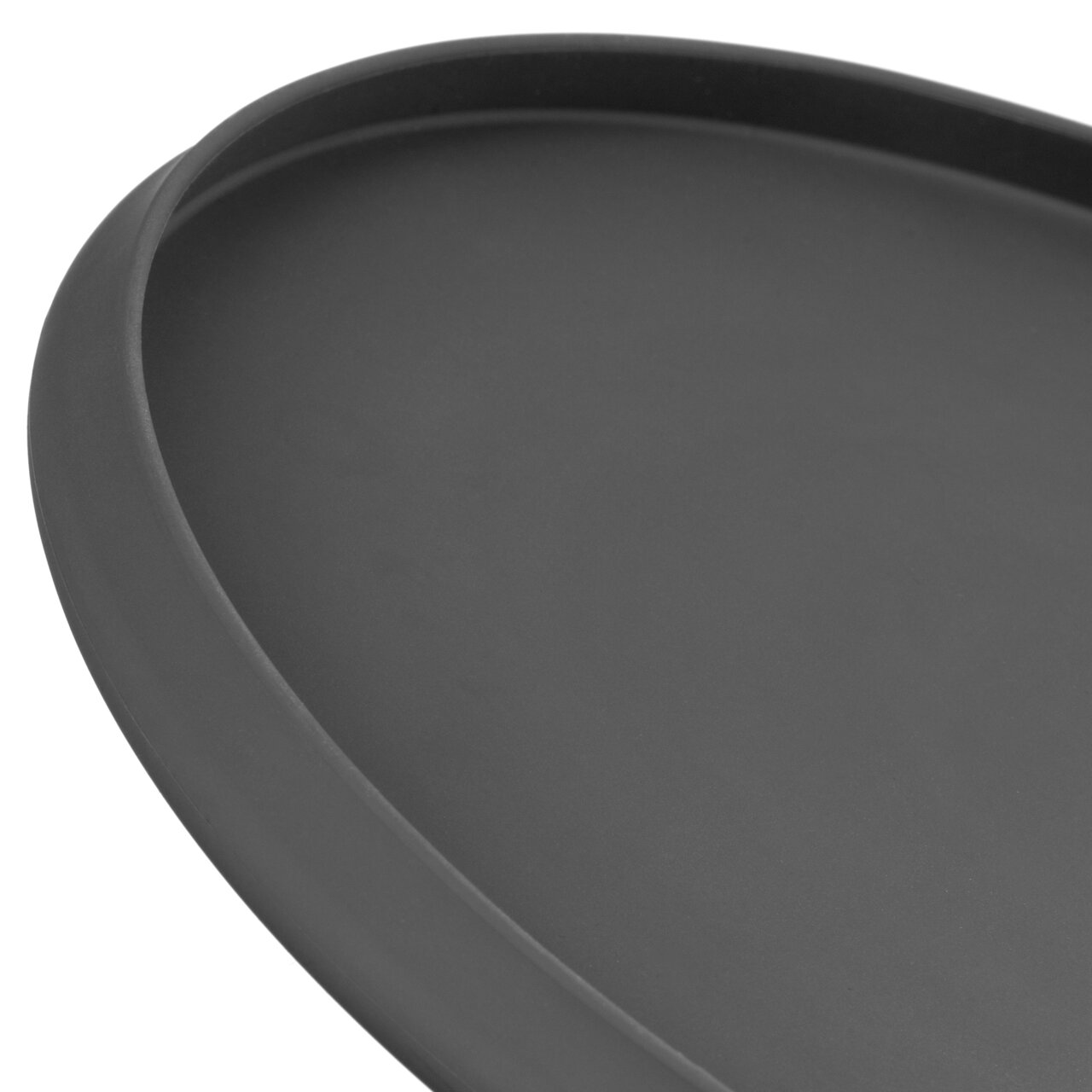 Nahaufnahme eines anthrazitfarbenen Silikondeckels mit leicht erhöhter Kante.