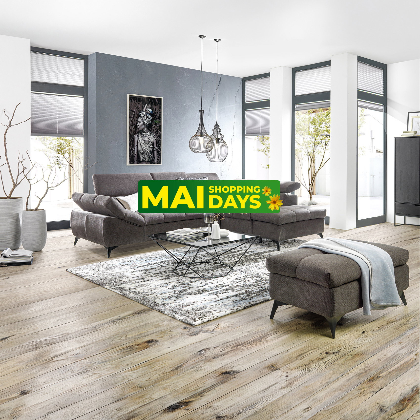 Modernes Wohnzimmer mit grauer Eckcouch, Couchtisch und Teppich, beworben mit „Mai Shopping Days“