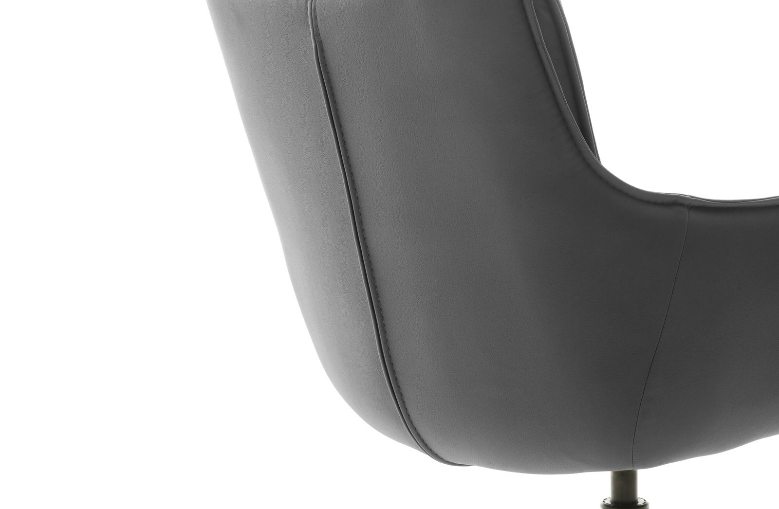 Rückansicht eines grauen Sessels mit geschwungener Rückenlehne und sichtbaren Nähten.