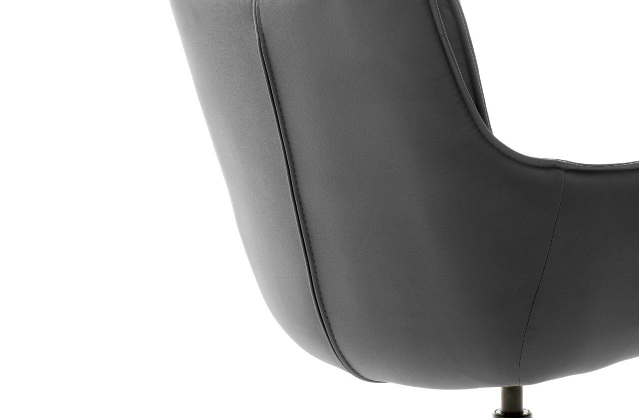 Rückansicht eines grauen Sessels mit geschwungener Rückenlehne und sichtbaren Nähten.