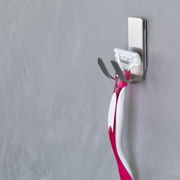 Rasierhalterung mit tesa Powerstrips Waterproof an einer Wand befestigt, seitliche Perspektive