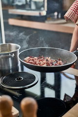 Pfanne flach 20 cm mit gebratenem Speck, seitliche Perspektive