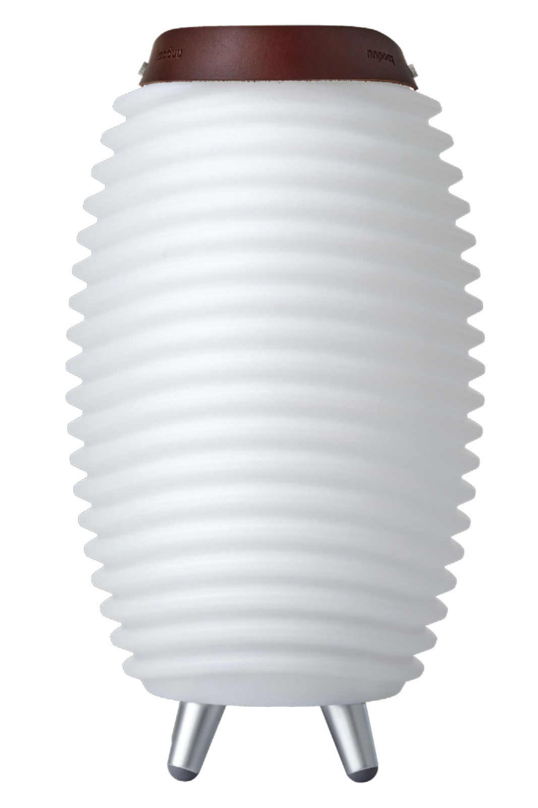 Weiße, geriffelte Akku-Leuchte mit Lautsprecher, seitliche Perspektive, auf drei Metallfüßen stehend, mit braunem Ledergriff oben.