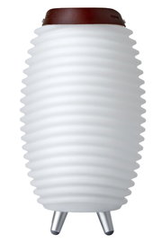 Weiße, geriffelte Akku-Leuchte mit Lautsprecher, seitliche Perspektive, auf drei Metallfüßen stehend, mit braunem Ledergriff oben.