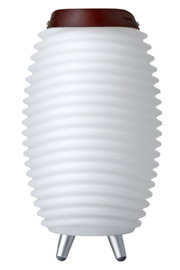 Weiße, geriffelte Akku-Leuchte mit Lautsprecher, seitliche Perspektive, auf drei Metallfüßen stehend, mit braunem Ledergriff oben.