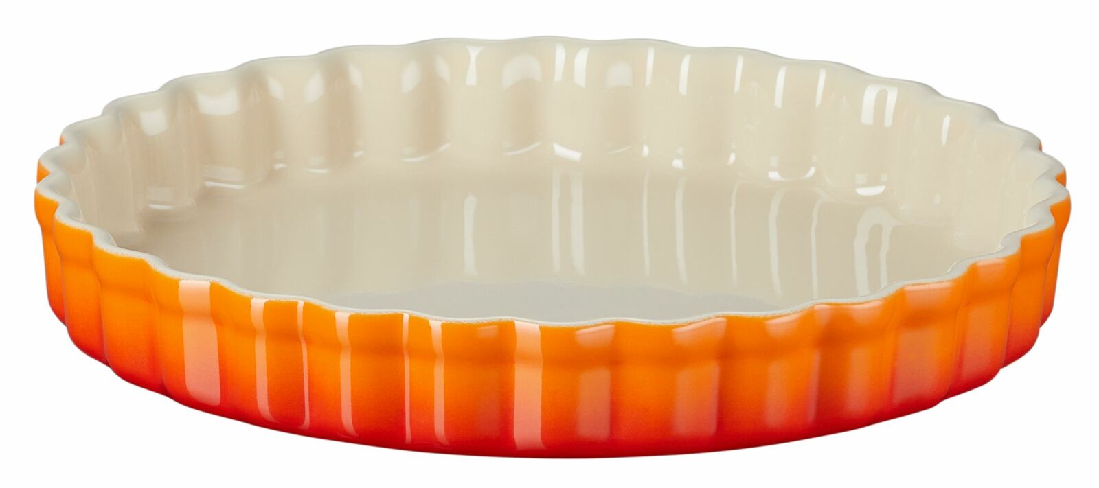 Runde Tarte-Form in Ofenrot, seitliche Perspektive, mit gewelltem Rand und cremefarbener Innenseite.