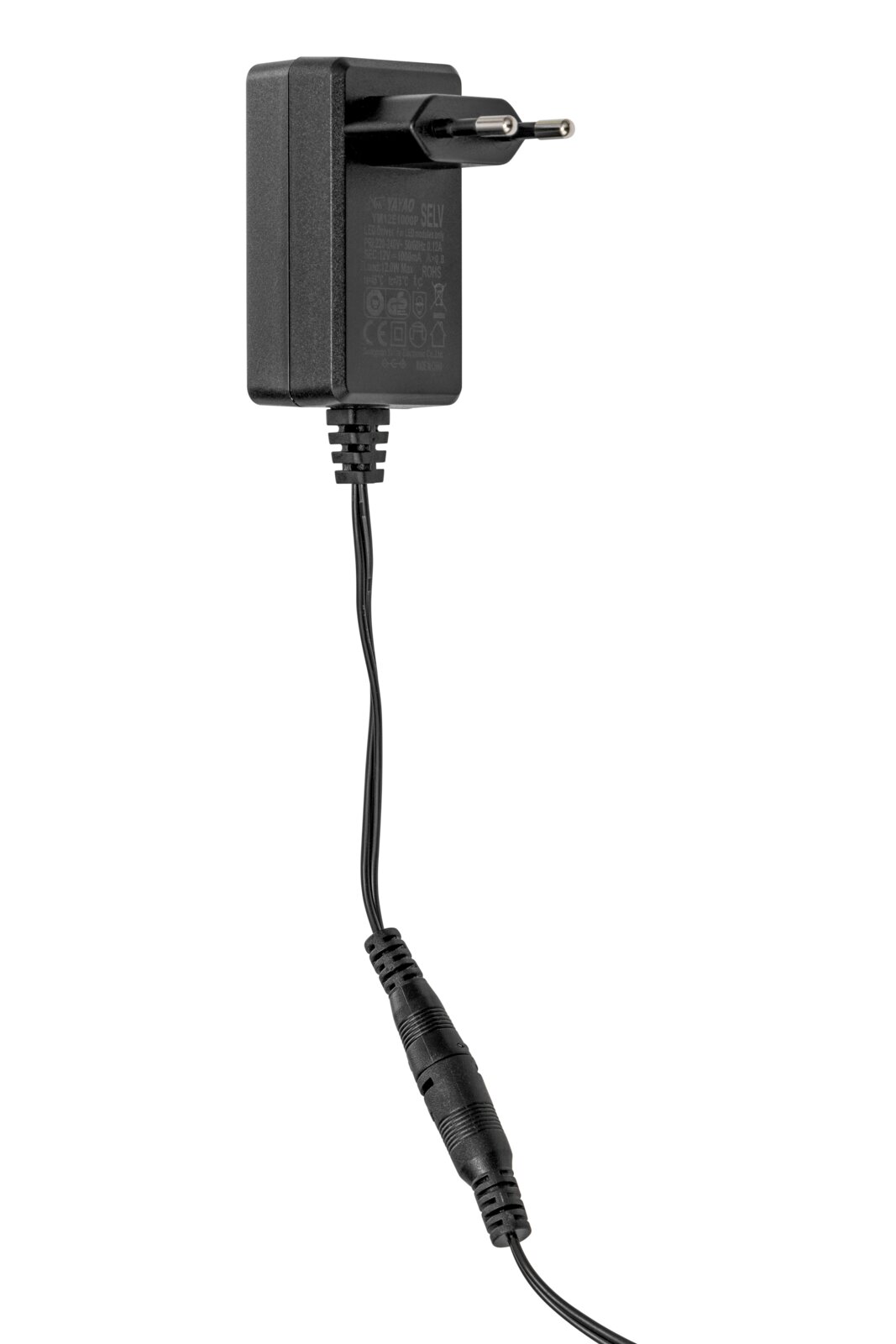 Schwarzes Steckernetzteil mit EU-Zweipolstecker und langem Kabel mit Inline-Kupplung, freigestellt auf weißem Hintergrund, seitliche Ansicht leicht von vorn