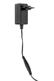 Schwarzes Steckernetzteil mit EU-Zweipolstecker und langem Kabel mit Inline-Kupplung, freigestellt auf weißem Hintergrund, seitliche Ansicht leicht von vorn