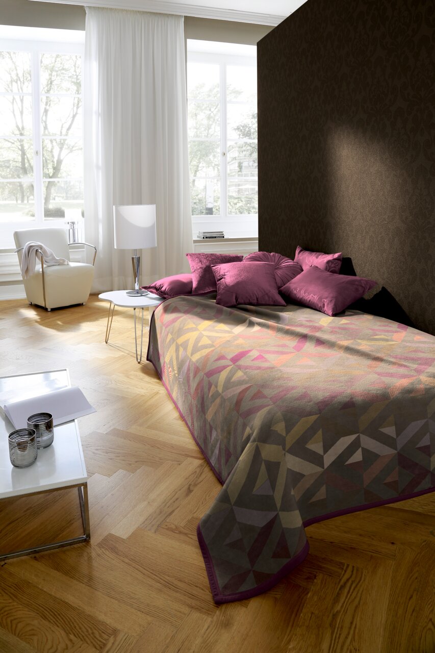 biederlack Woonkleed GRAPHICS Bed met een deken met geometrisch patroon in een moderne slaapkamer, zijaanzicht
