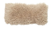 Beiges, flauschiges Kissen in Nahaufnahme, von oben betrachtet.
